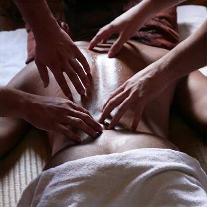 Pessoa recebendo massagem quatro mãos