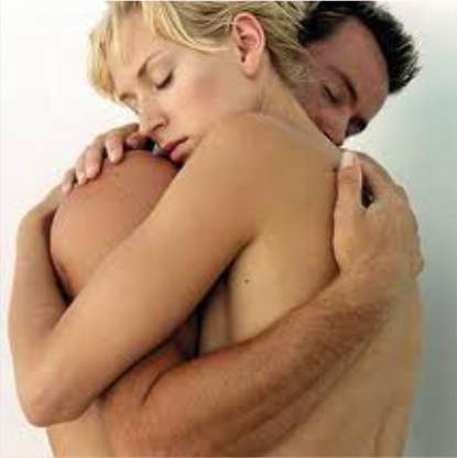 Foto de um casal sem roupa se abraçando.