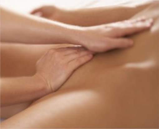 Mulher recebendo massagem sensorial