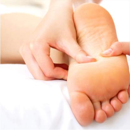 Pessoa recebendo massagem nos pés