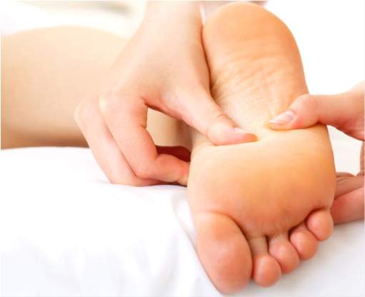 Pessoa recebendo massagem nos pés
